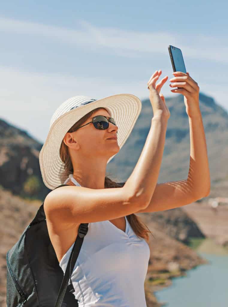 Taking photos with your cell phone in the mountains
